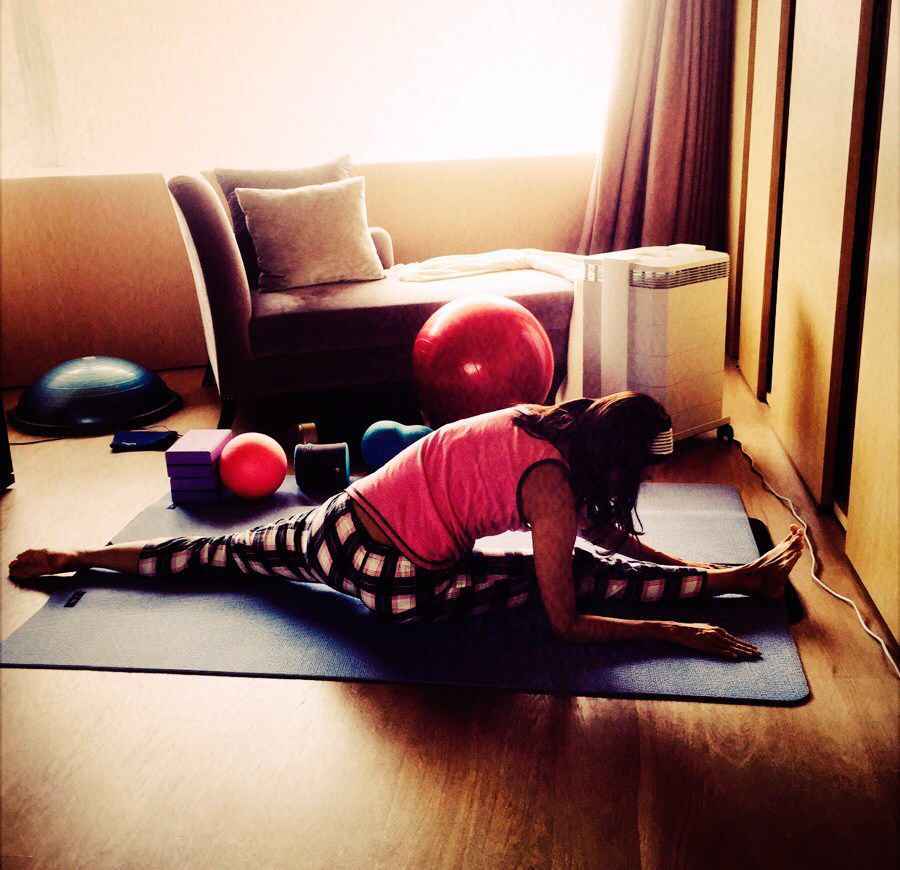 45岁李嘉欣练瑜伽身段姣好