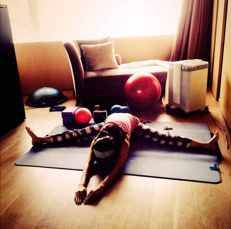 45岁李嘉欣练瑜伽身段姣好