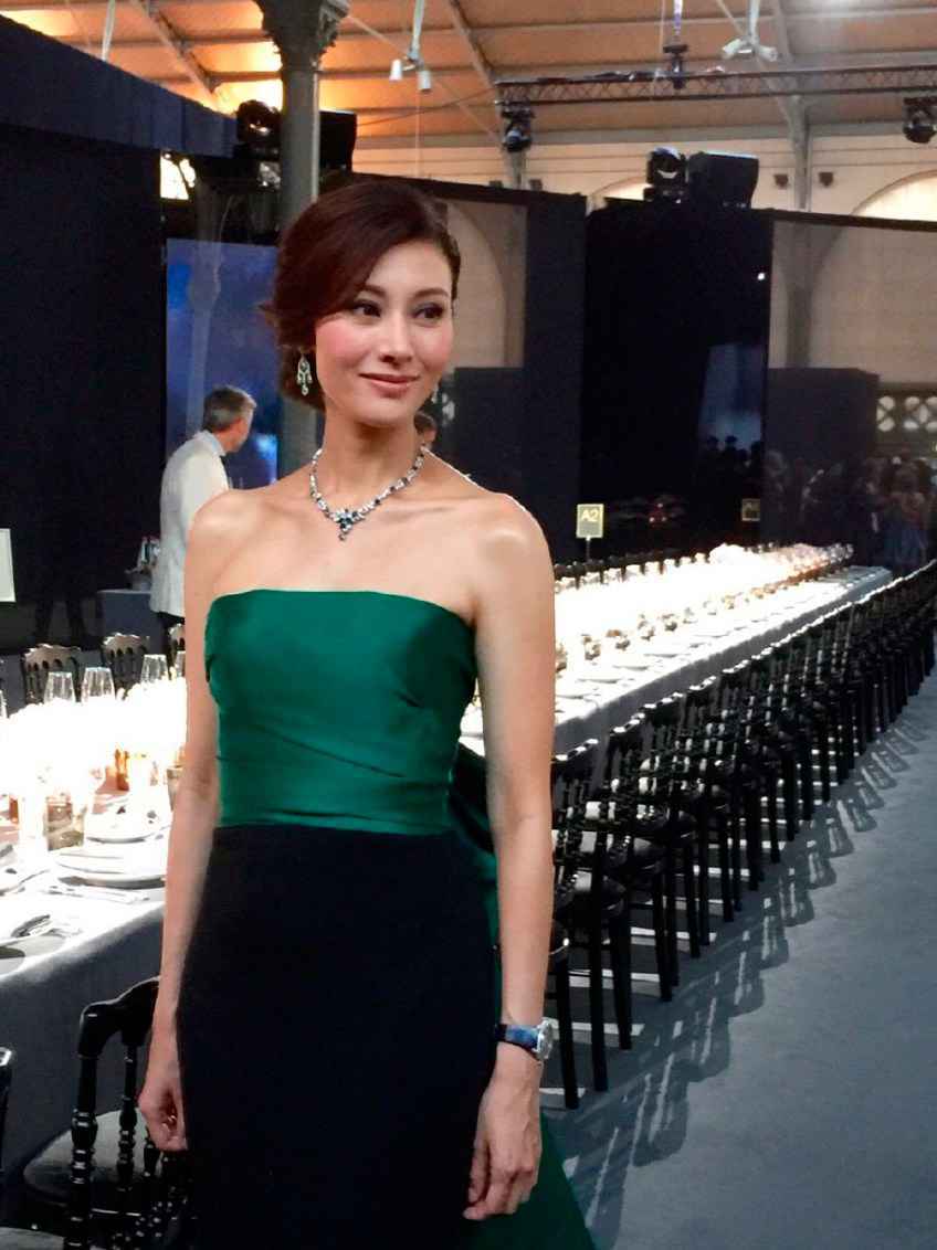 45岁李嘉欣练瑜伽身段姣好