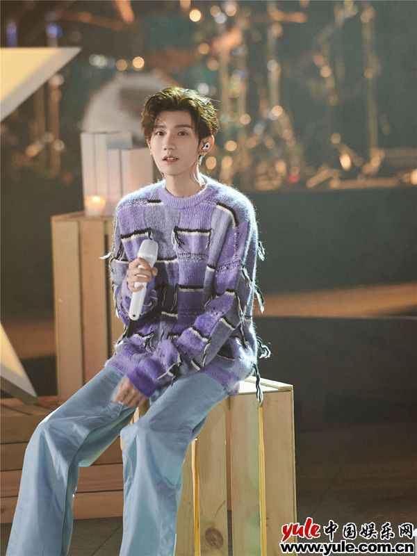 王源《夏日毕业歌会》为毕业学子送祝福 首唱新歌浪漫治愈