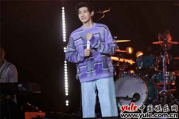 王源《夏日毕业歌会》为毕业学子送祝福 首唱新歌浪漫治愈