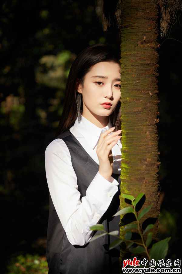 徐艺洋首张古风EP《花湮灭》即将上线 丛林光驳大片曝光气质卓然