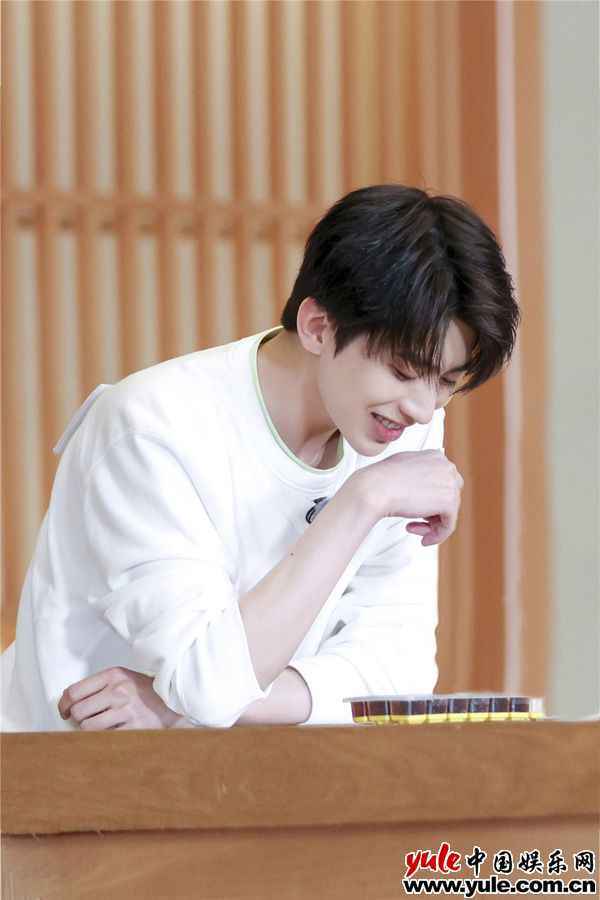 《奔跑吧9》探索“欲望口袋”中的秘密，“点石成金”揭示人生哲理引共鸣