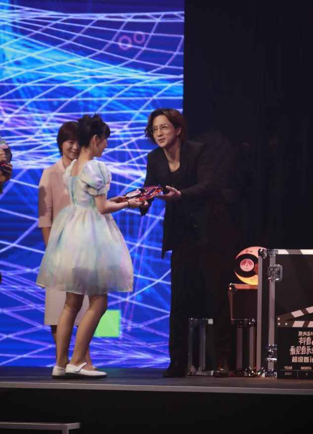 那英、薛之谦等与李昕融共同出席“抖音看见音乐计划收官盛典”