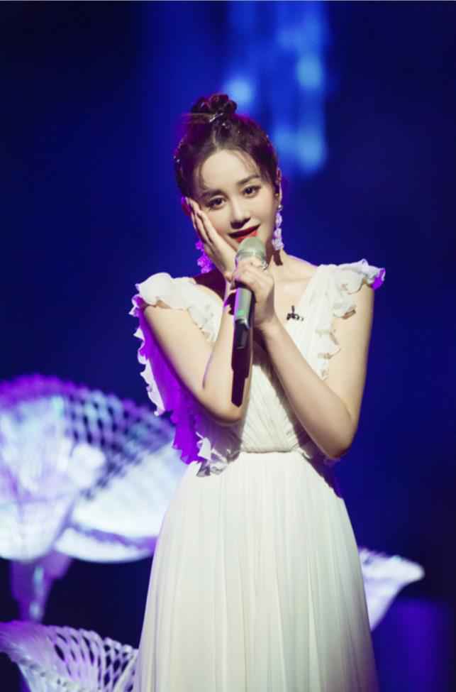 海陆《乘风破浪的姐姐》公演完美落幕 歌声引观众落泪共鸣