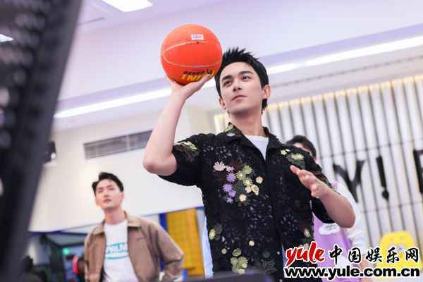 《拜托了冰箱》轰趴季精彩开播 赵丽颖吴磊化身首期飞行体验官