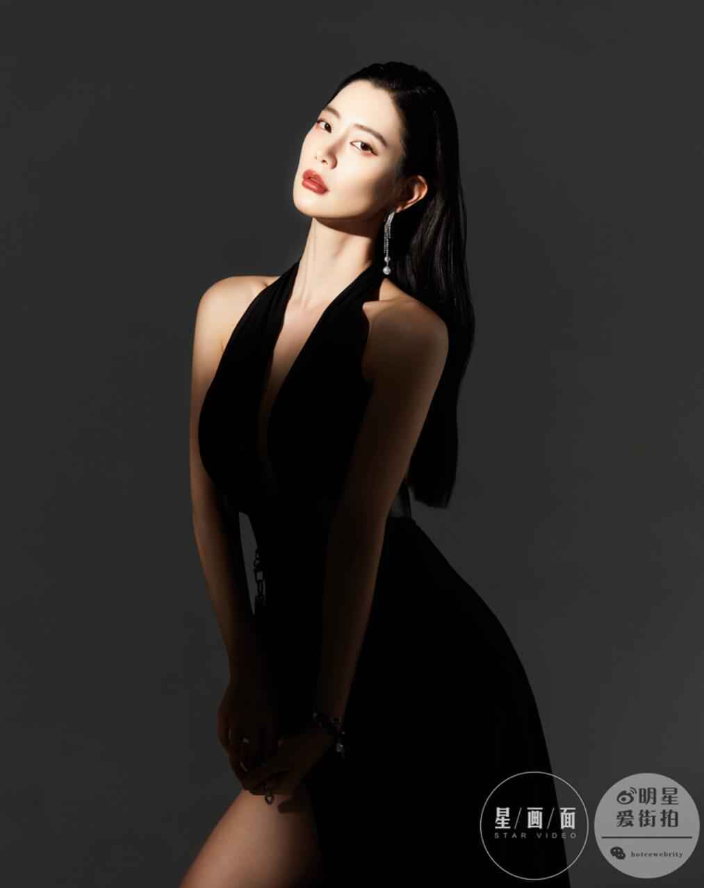 克拉拉杂志大片诠释高级感 干净利落侧颜绝美