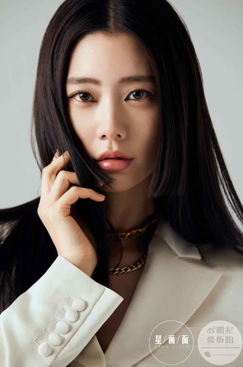 克拉拉杂志大片诠释高级感 干净利落侧颜绝美