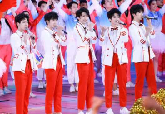 易安中学亮相央视综艺《开门大吉》 唱响《我们都是追梦人》