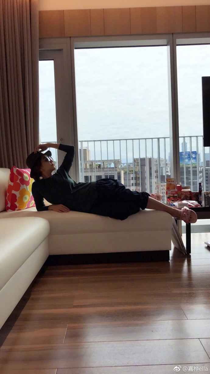 Ella闲不住！坐月子也要很时尚