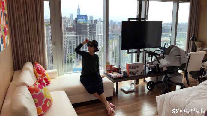 Ella闲不住！坐月子也要很时尚