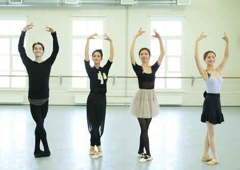 俄罗斯芭蕾舞王子迷倒林志玲 花样团探访普希金故居落泪