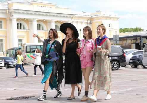 俄罗斯芭蕾舞王子迷倒林志玲 花样团探访普希金故居落泪