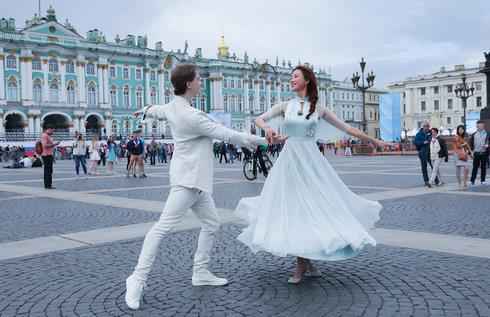 俄罗斯芭蕾舞王子迷倒林志玲 花样团探访普希金故居落泪