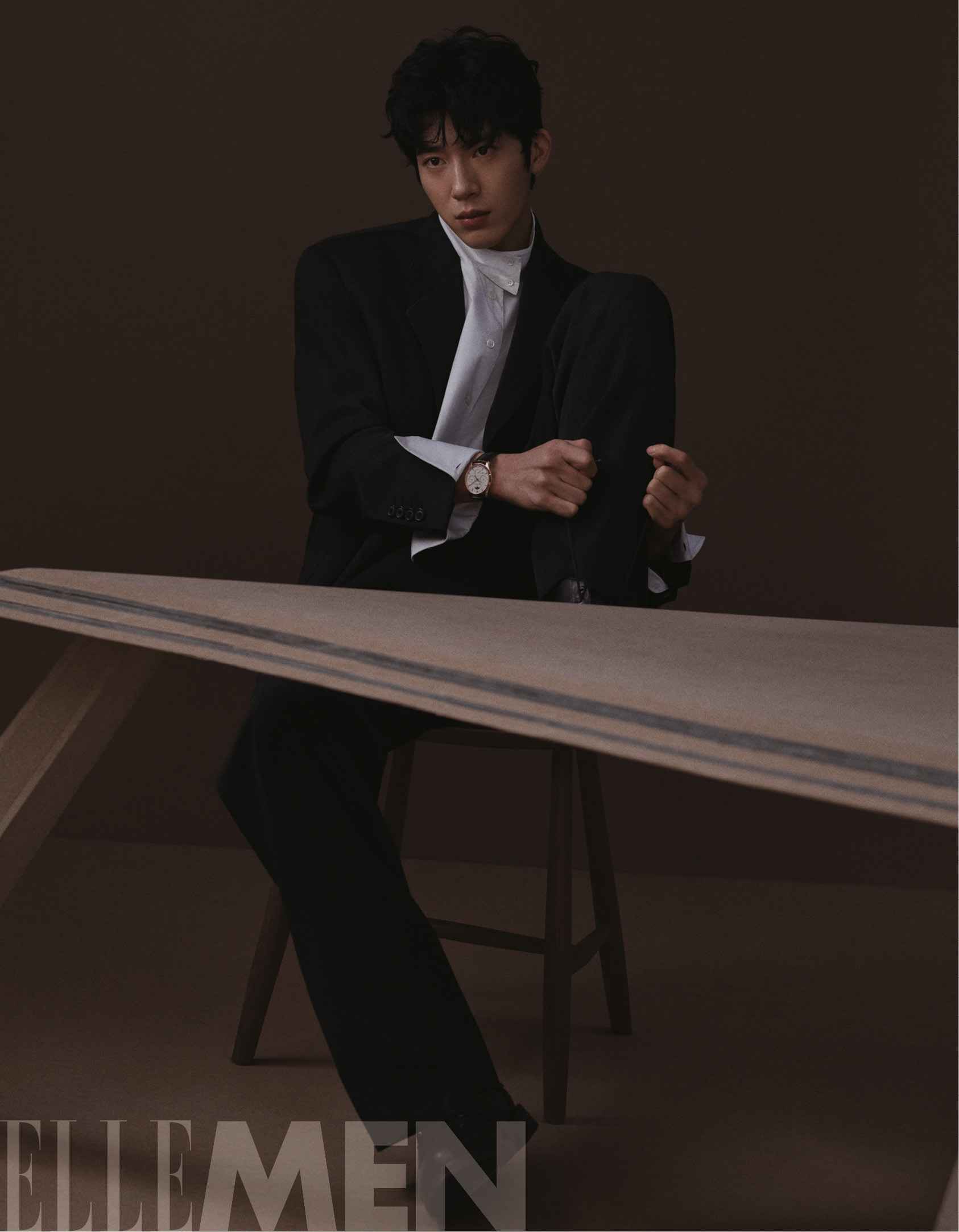 井柏然2019年度收官封面释出 焦糖系冬季男友温暖上线