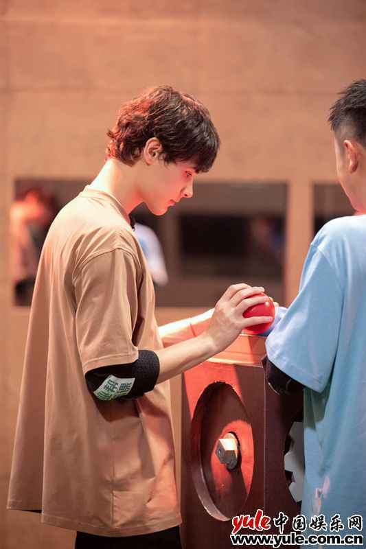 《疯狂的麦咭8》利路修疯狂石头城密室“散步”，贺鑫隆解锁闯关新姿势