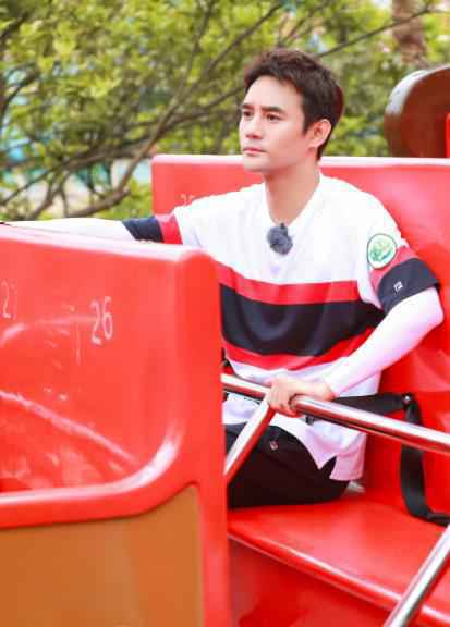 王凯《青春环游记》抵山城重庆 曝童年照坐过山车戳心回忆杀