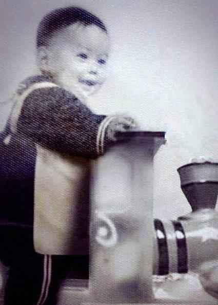 王凯《青春环游记》抵山城重庆 曝童年照坐过山车戳心回忆杀