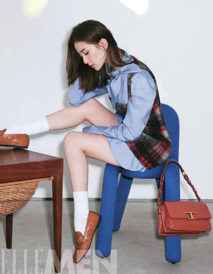 刘诗诗解锁男刊新封面 造型时尚风格多变