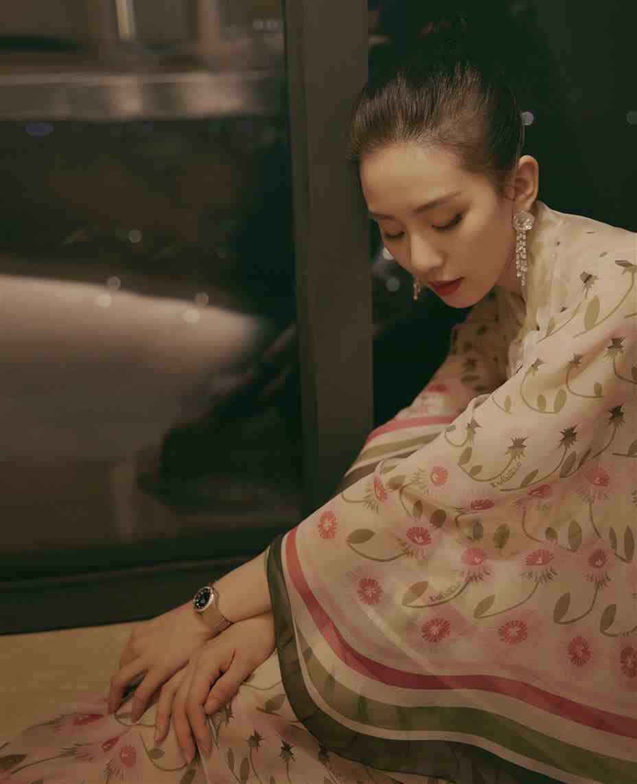 刘诗诗亮相金鸡百花电影节 喜迎电影盛会