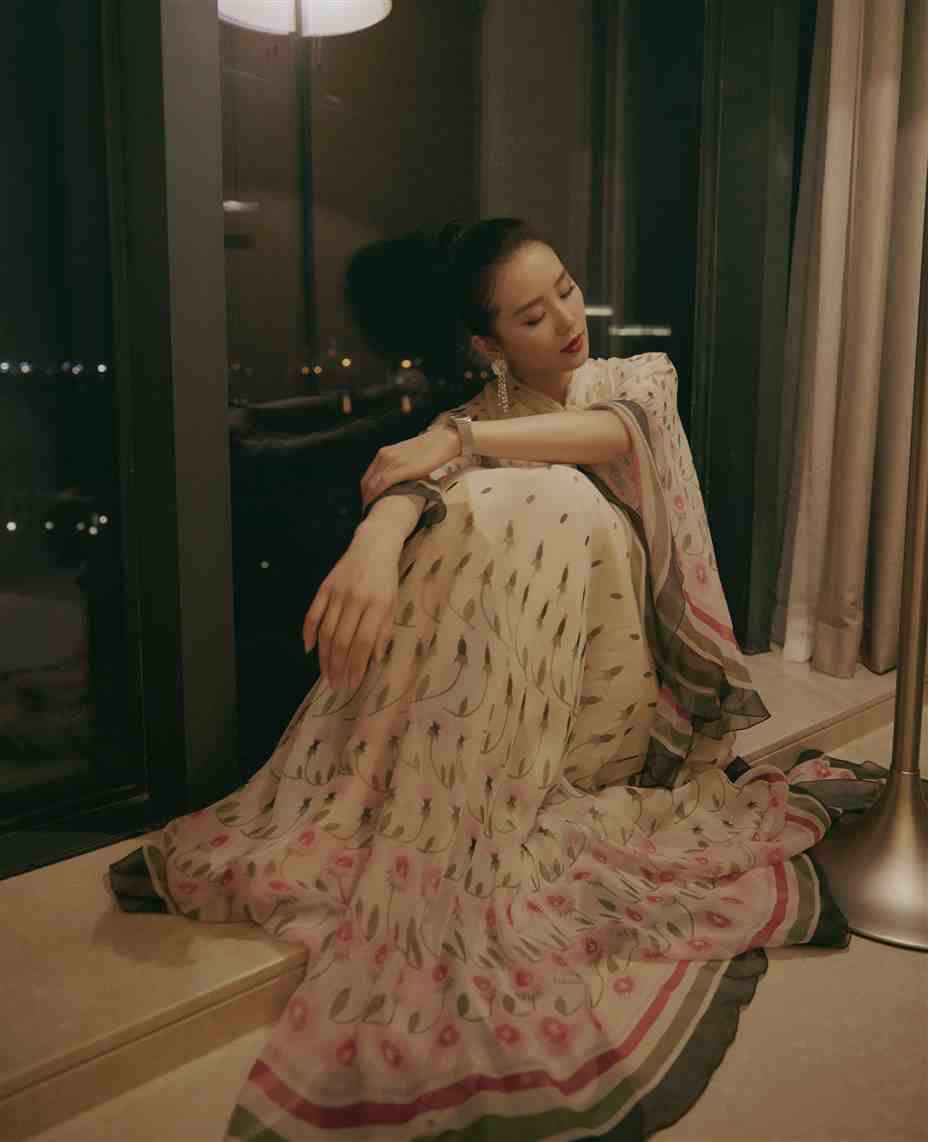 刘诗诗亮相金鸡百花电影节 喜迎电影盛会