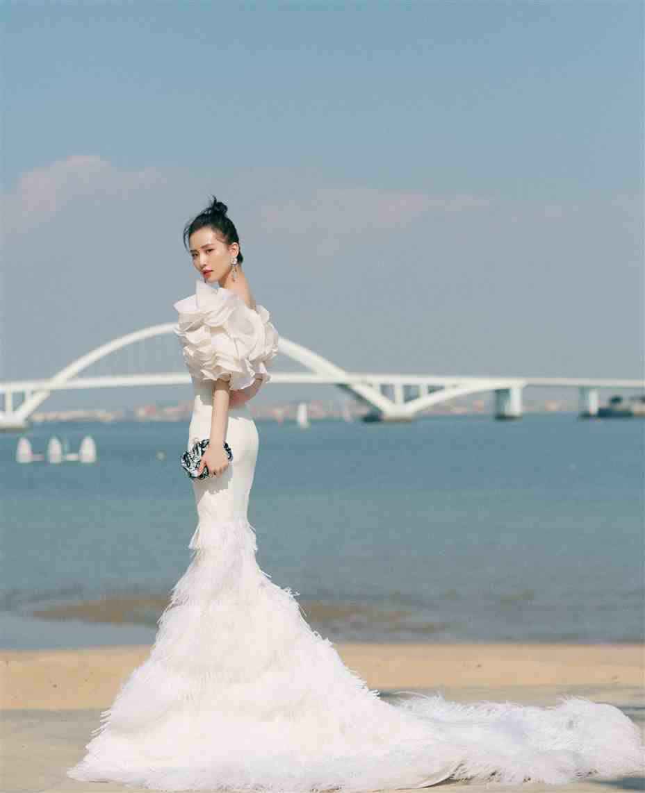 刘诗诗亮相金鸡百花电影节 喜迎电影盛会