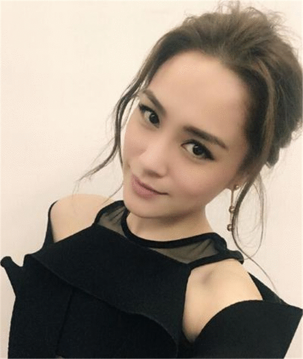 阿娇瘦了20斤！香肩外露性感十足