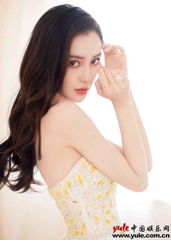 Angelababy高定礼裙造型 《心动的信号4》开播 Angelababy化身心动侦探解读心动讯息