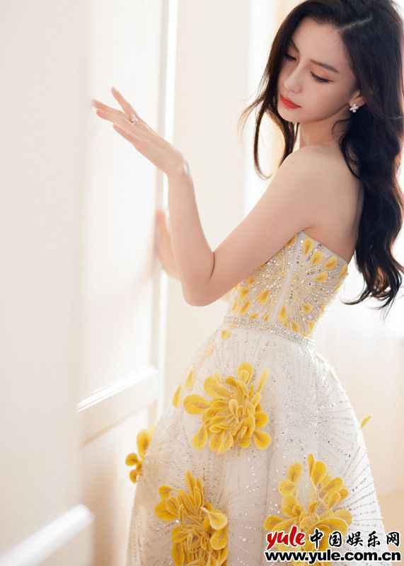 Angelababy杏黄夏花抹胸裙 《心动的信号4》开播 Angelababy化身心动侦探解读心动讯息