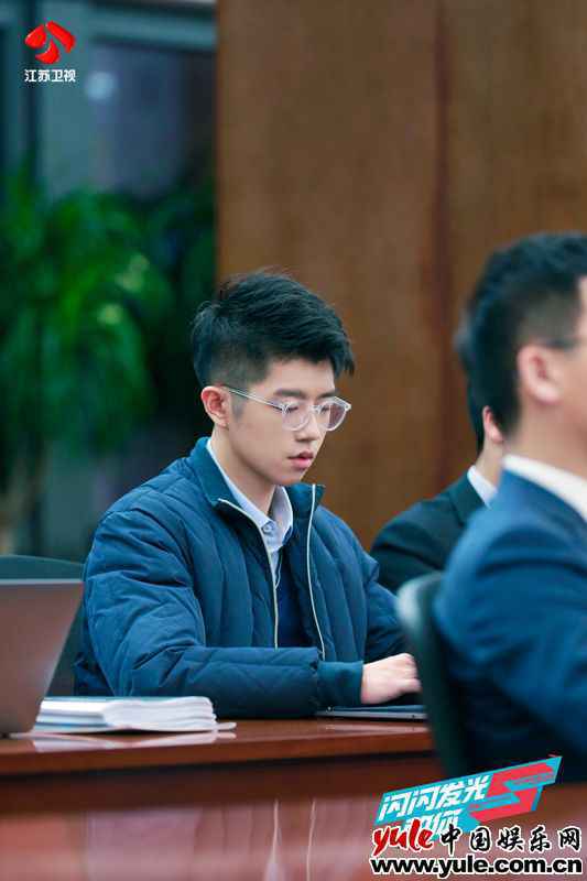 《闪闪发光的你》陈卓璇直面同辈压力 实习生“严阵以待”迎接立项会