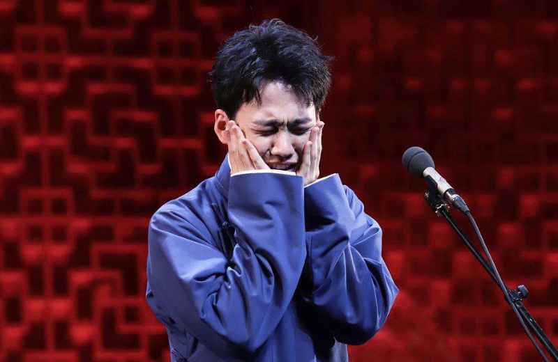 郭麒麟录制《跑男》遭“暗算”，裤子险些被郑恺扯掉也不慌张