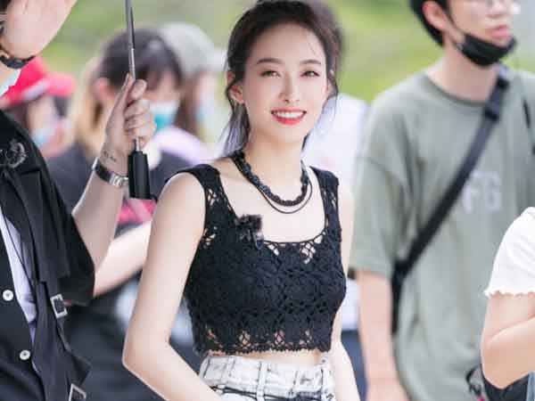 宋茜现身街头快闪路演 活力演绎夏日清爽穿搭