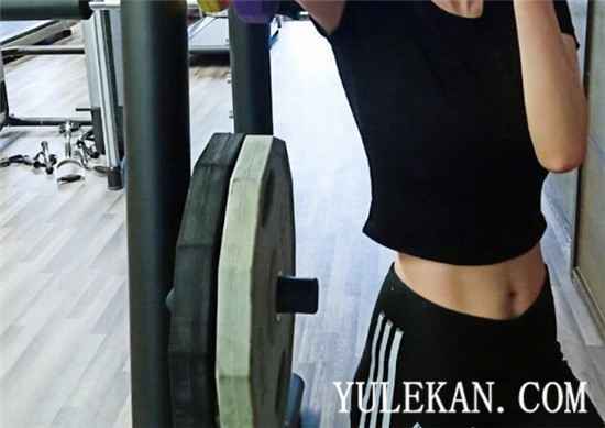 杨幂在家到底在干嘛？发自拍为什么引起网友公愤？