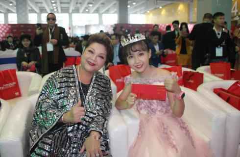 严丹彤出席2019年一带一路国际大咖秀成全场年龄最小的红毯嘉宾