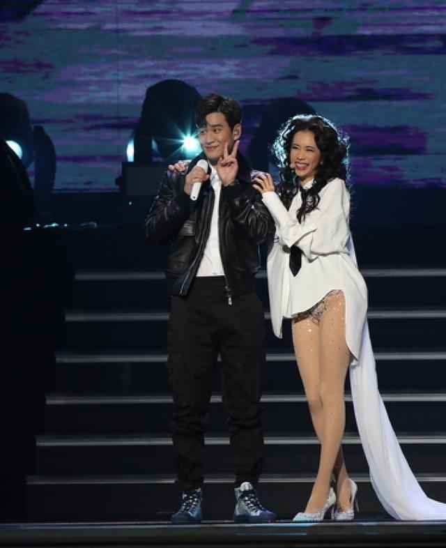 莫文蔚台北演唱会泪洒舞台宣布不再办个唱，80岁母亲现身惊喜全场