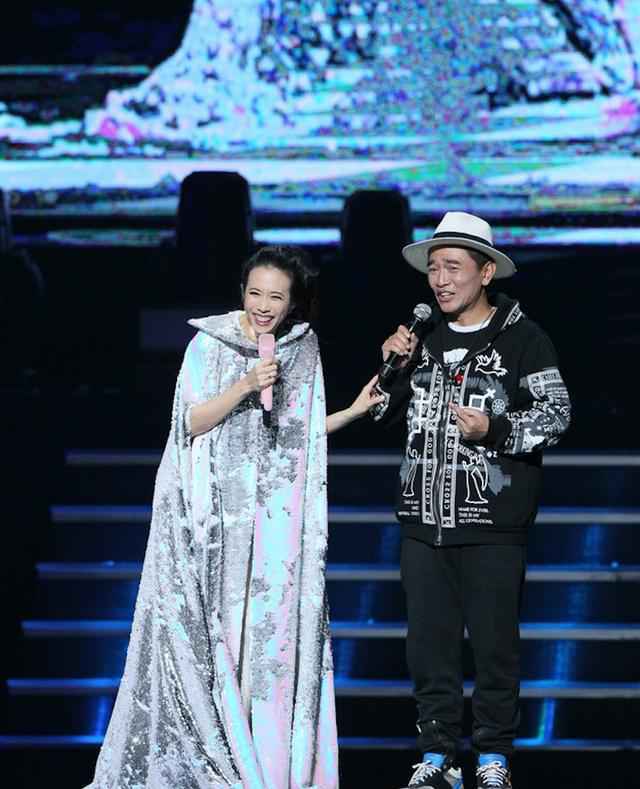 莫文蔚台北演唱会泪洒舞台宣布不再办个唱，80岁母亲现身惊喜全场