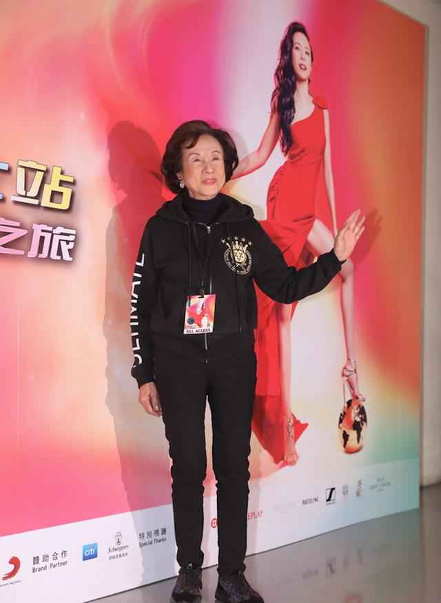 莫文蔚台北演唱会泪洒舞台宣布不再办个唱，80岁母亲现身惊喜全场