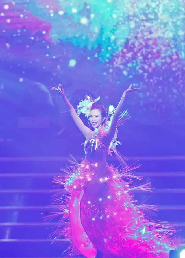 莫文蔚台北演唱会泪洒舞台宣布不再办个唱，80岁母亲现身惊喜全场