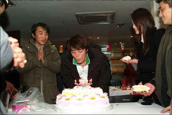 霍建华拍婚纱照被偶遇，伴郎伴娘是他们