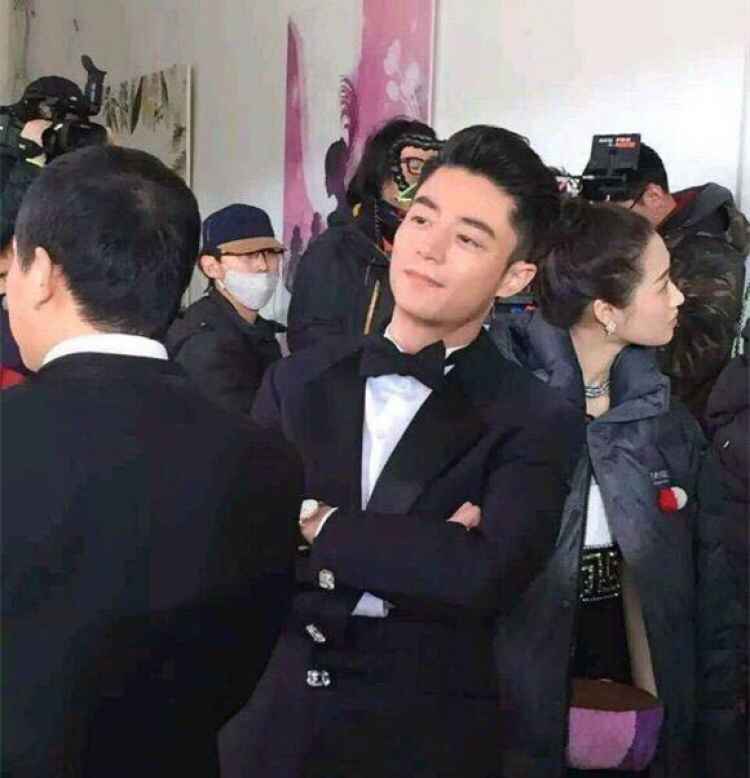 霍建华拍婚纱照被偶遇，伴郎伴娘是他们