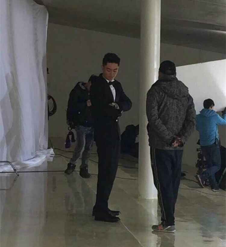 霍建华拍婚纱照被偶遇，伴郎伴娘是他们