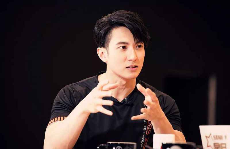 吴尊带妻子录制综艺节目《婚前21天》，无意小动作展现真实涵养