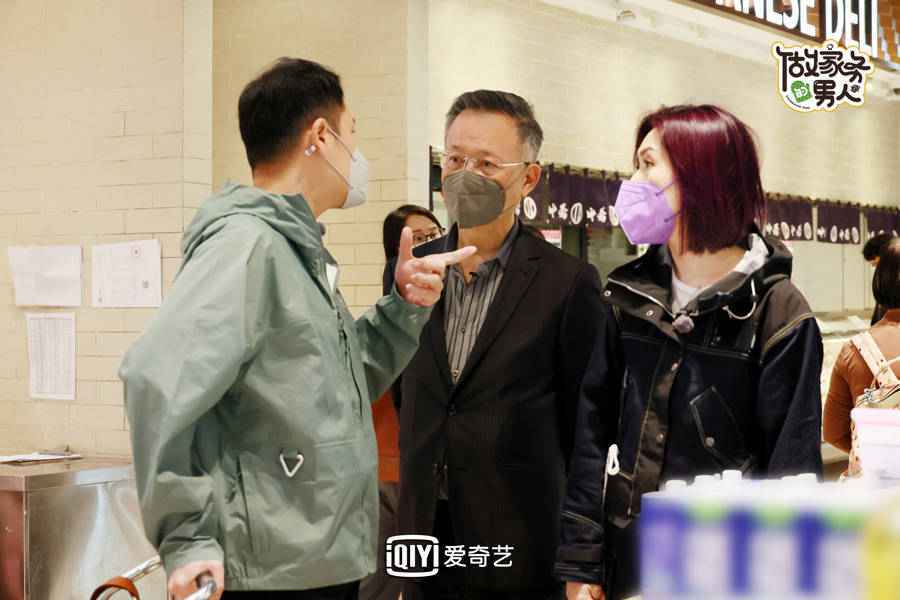 爱奇艺《做家务的男人》第三季 宋妍霏准备父母结婚周年惊喜