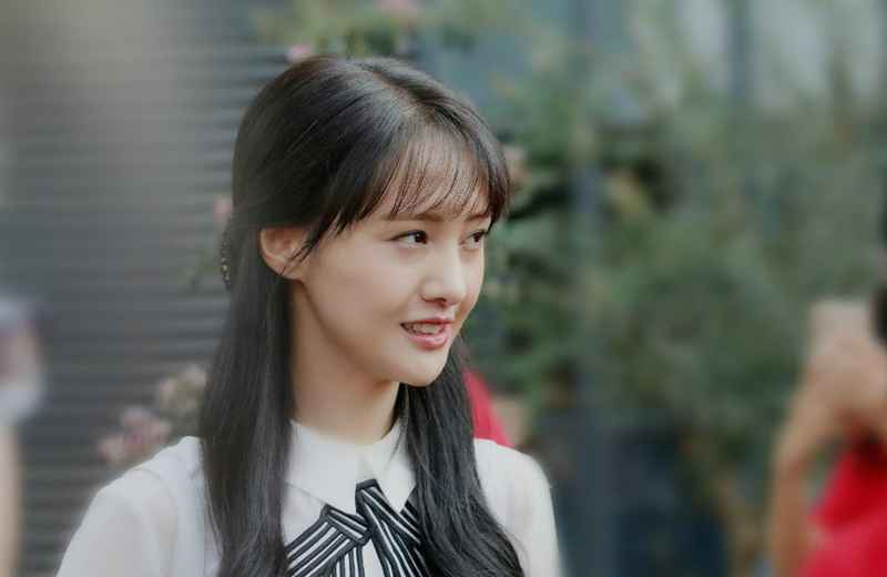 郑爽:倾情演唱《追光者》，身着长裙仙气逼人，520福利