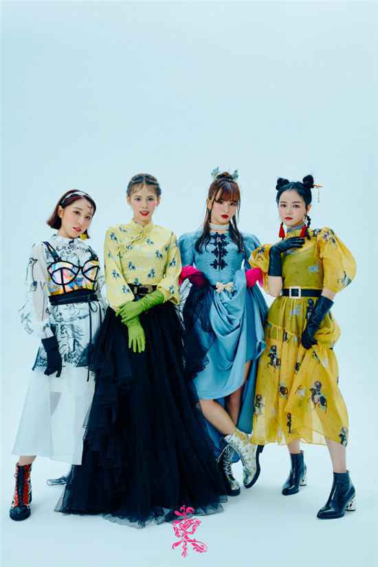 单曲《粉墨登场》是谁演唱的?