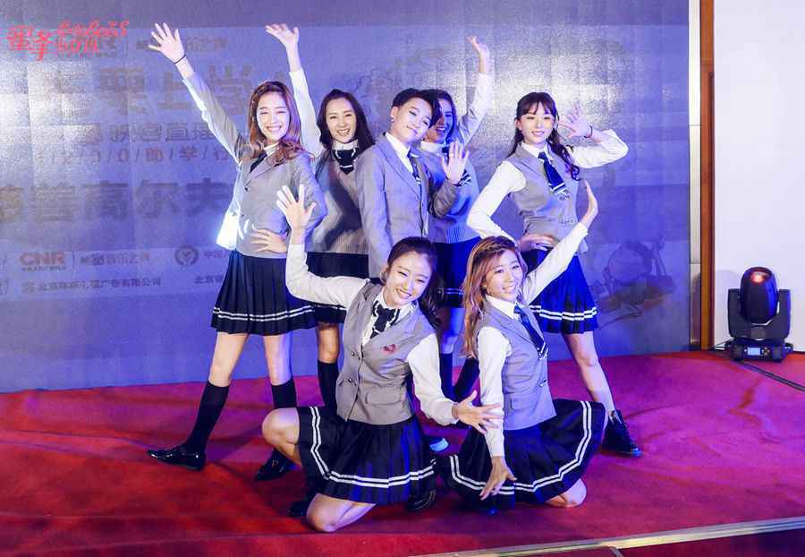 刘谦携蜜蜂少女队热心公益