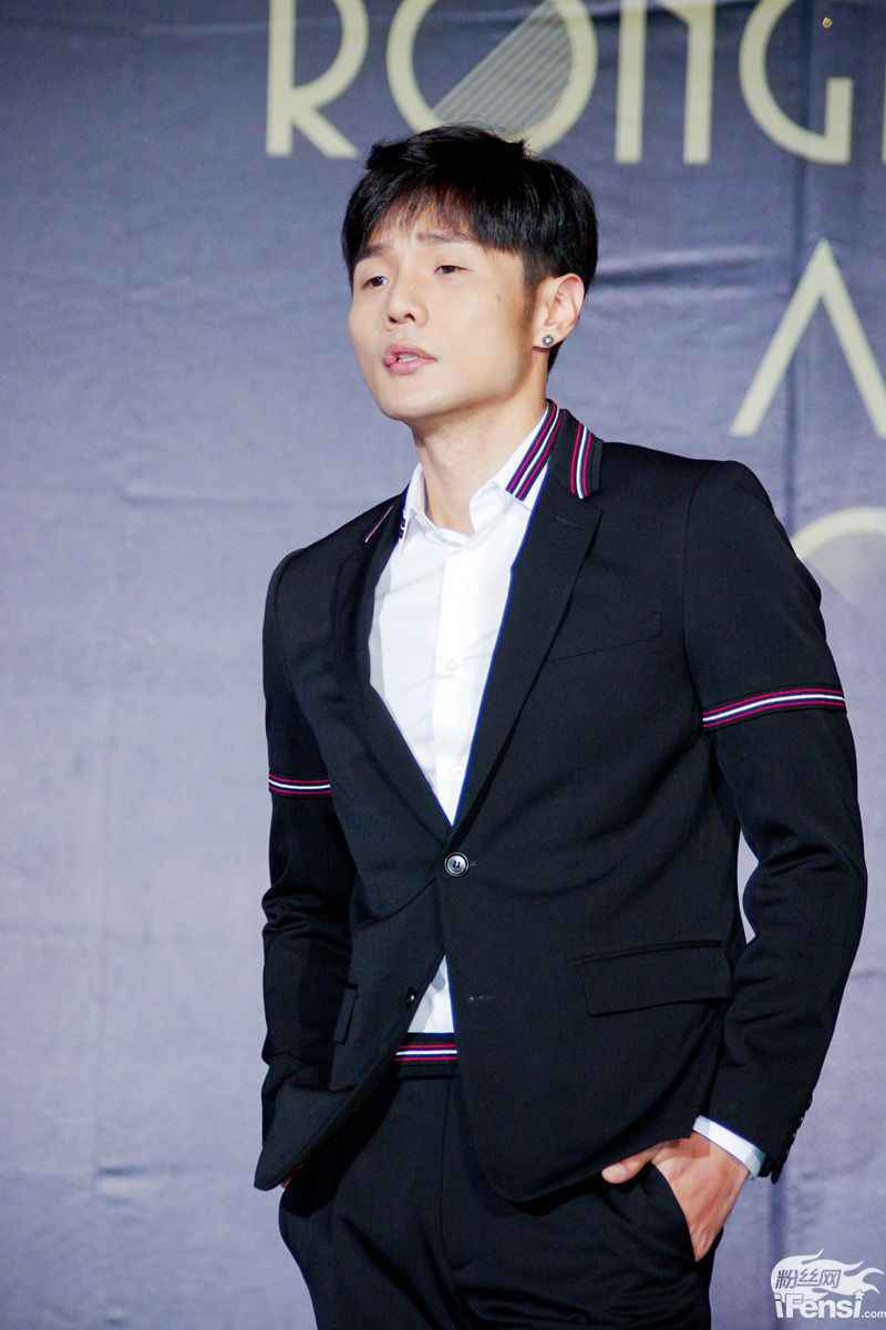 李荣浩举办续约记者会 明年强势攻蛋