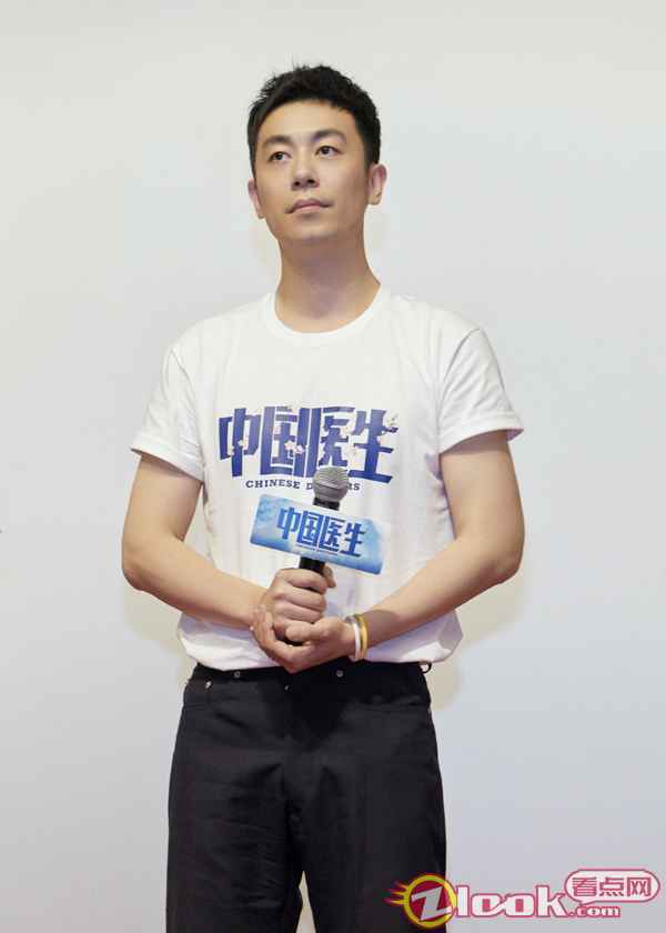 4 朱亚文《中国医生》武汉首映看哭观众 鞠躬致敬一线医护