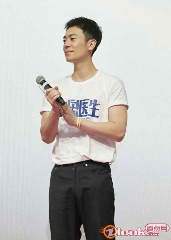 5 朱亚文《中国医生》武汉首映看哭观众 鞠躬致敬一线医护