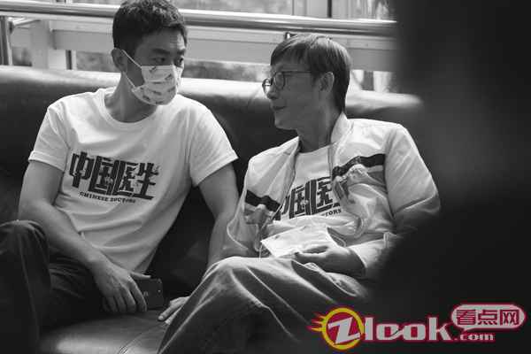 6 朱亚文《中国医生》武汉首映看哭观众 鞠躬致敬一线医护